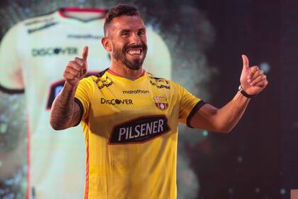 En 2022 Carlos Tevez fue "la leyenda" invitada a la Noche Amarilla de Barcelona de Ecuador