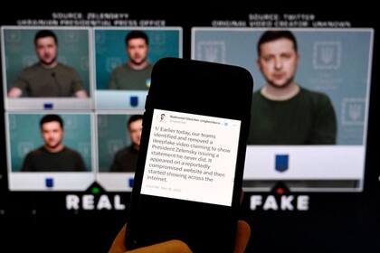 En 2022 circuló un falso video del presidente Zelensky, elaborado con IA, en el que le pedía a los ucranianos rendirse ante los rusos