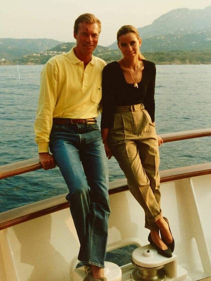 En 2022, con motivo de su aniversario de casada número 41, la Gran Duquesa de Luxemburgo compartió algunas fotos de su álbum privado. En la imagen, recién casada junto a su príncipe