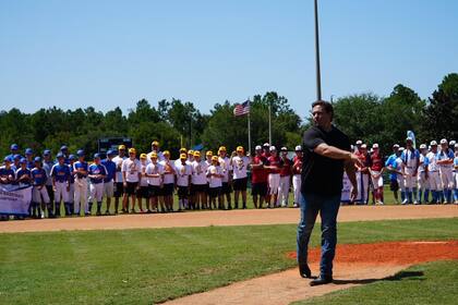 En 2022, DeSantis usó tarjetas de béisbol con su imagen para agradecer a donantes, un gesto que conectó su pasado deportivo con la campaña