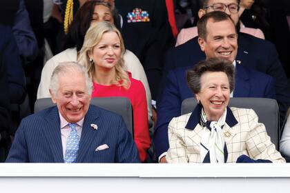 En 2022, Peter Phillips tuvo un romance con Lindsay Wallace. En la imagen, la pareja comparte palco con el entonces príncipe Carlos y la madre de Peter, la princesa real Ana, durante un desfile por el Jubileo de Platino de la reina Isabel II