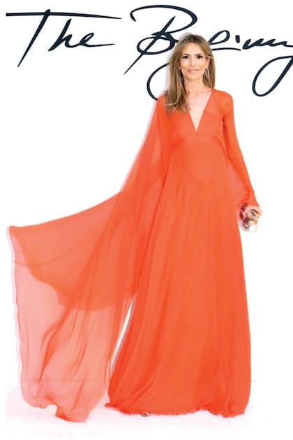 En 2022,
Rossella
eligió este
vestido-capa
para asistir al
lanzamiento
de la nueva
colección que
el diseñador
presentó en
la escalinata
de Piazza di
Spagna, en
Roma