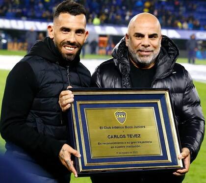 En 2022, Tevez fue reconocido en la Bombonera por Mauricio Serna antes de Boca 0 vs. Rosario Central 0; dirigía al conjunto canalla.