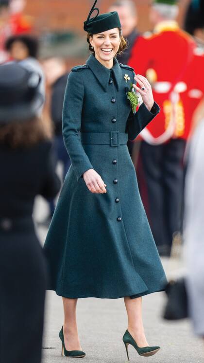 En 2022, tras la pandemia, lució --también en Aldershot-- un diseño de Laura Green London, que combinó con un tocado de Lock & Co y stilettos de Emmy London.