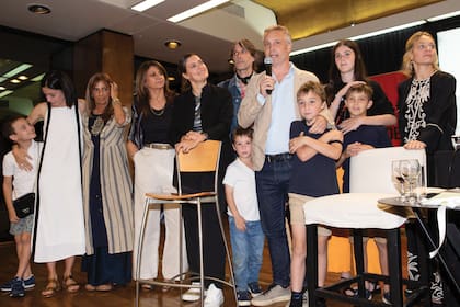 En 2023, en la presentación de Bordeu, el libro que repasa la vida del piloto. De izquierda a derecha: Rómulo Segura Bordeu, Elena Bordeu, Carmen “Beba” Bordeu, Yvonne Bordeu, Agustina Macri, Juan Cruz Bordeu, Astor de Andreis, Fernando de Andreis, Félix de Andreis, Jesús Bordeu, que abraza a Toribio Segura Bordeu, y Patricia Bordeu