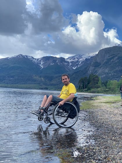 En 2023, en San Martín de Los Andes, Juan Pablo no se priva de disfrutar de todo lo que le gusta, como acá de viaje.
