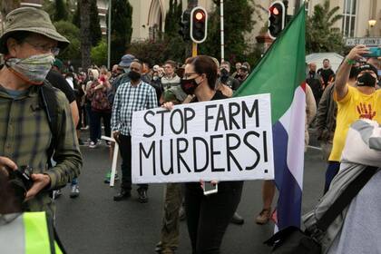 En 2023, último año del que hay datos disponibles, se produjeron 296 ataques a propiedades agrícolas que resultaron en 50 asesinatos a granjeros y asalariados.