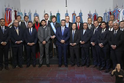 En 2024, el 9 de Julio Milei firmó el Pacto de Mayo con los gobernadores; este año, solo dos habían confirmado asistencia al acto central. Finalmente, el Presidente no voló a Tucumán y alegó cuestiones climáticas