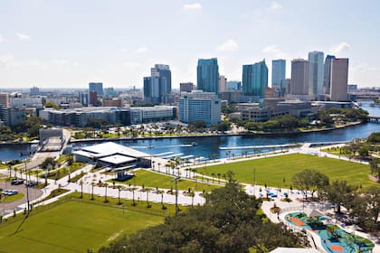 En 2024, el gasto mensual mediano para propietarios con hipoteca en Tampa Bay alcanzó los US$2143, mientras que el alquiler mediano se situó en US$1776