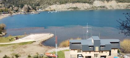 En 2024, una mancha de color marrón sobre el lago Lácar