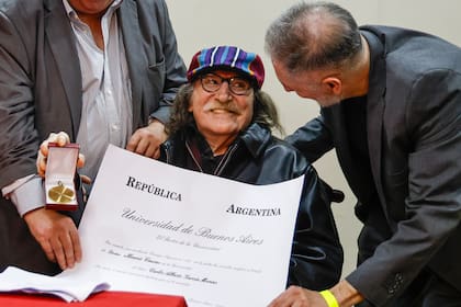 En 2025, la Facultad de Filosofía y Letras le entregó el título de Doctor Honoris Causa a Charly García.
