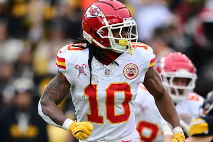 El jugador de 25 años superó una infancia marcada por tragedias familiares para brillar como estrella del fútbol americano