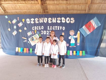 En 2025, Sandra se jubiló formalmente, pero sigue colaborando con el alma puesta en las escuelas rurales, abrazando a esos chicos del campo como si fueran suyos.