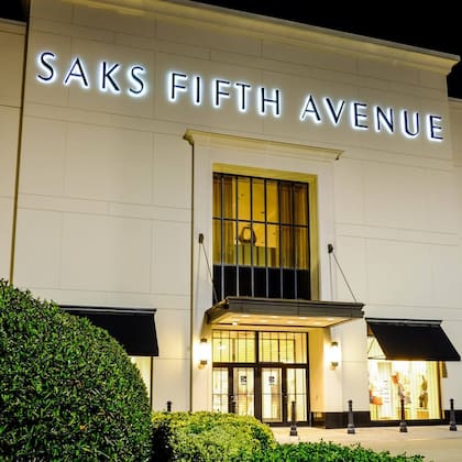 En 2026, Saks Fifth Avenue cerrará al menos nueve de sus tiendas de lujo (Saks Fifth Avenue)