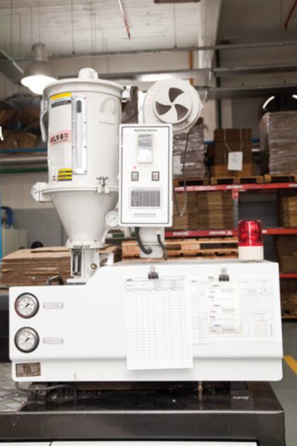 En 21 máquinas como esta se produce a diario casi un millón de bloques.