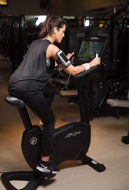 En 3730 Club se puede ver Netflix mientras se corre en las cintas aeróbicas