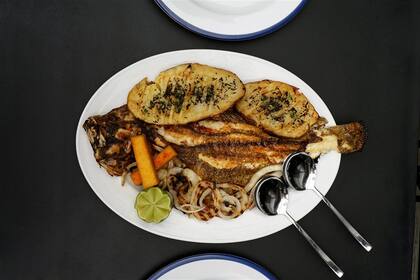 En 6to, ofrecen lenguado entero cocinado a las brasas para dos