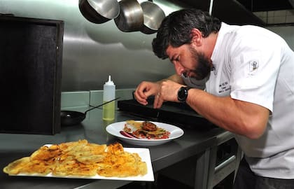 En 7 Cocinas, Pablo Del Río prepara unas mollejas cocidas al horno de barro