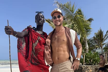 En Zanzíbar: "Me alojé unos días lejos del turismo masificado, en un lugar de la tribu Masai, atendido por miembros de la tribu, en las chozas 'manyattas', las viviendas tradicionales de forma elíptica, hechas de paja y barro. También me sorprendieron los pueblos pesqueros, que se detuvieron en el tiempo, como así también la recolección y cultivo de algas en el mar, que es una de las principales actividades económicas de la isla, que se usan para cosméticos, jabones, dentífricos y alimentos".