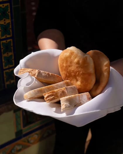 En Abreboca sirven tortas fritas en la panera para acompañar platos salados