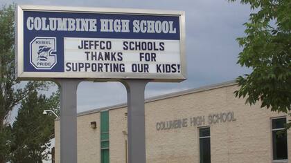 En abril de 1999 dos estudiantes matan a 13 personas en la escula Columbine, en Colorado