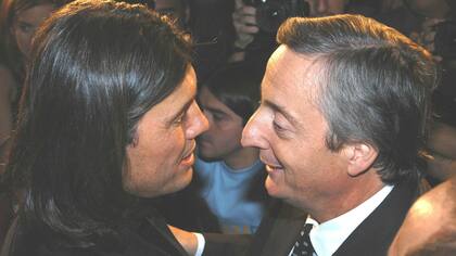 En abril de 2004 Kirchner participó en el lanzamiento de radio Del Plata, por entonces propiedad de Tinelli