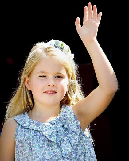En abril de 2013, cuando su abuela abdicó al trono y su padre asumió como rey, la princesa Amalia se convirtió en la primera en la línea de sucesión