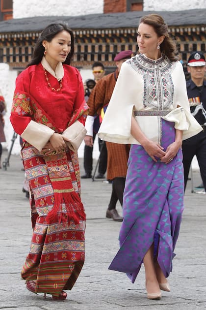 En abril de 2016, cuando todavía era duquesa de Cambridge, Kate Middleton realizó una visita a India y a Bután; acá, en una recorrida por Tashichho Dzong con Jetsun Pema, anfitriona de la visita.
