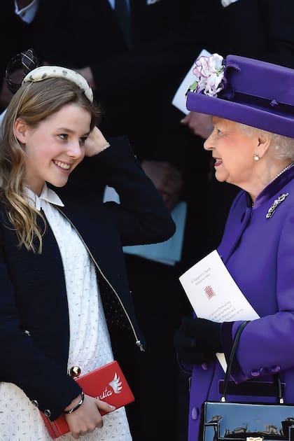 En abril de 2017 junto a la reina Isabel II en un homenaje a su abuelo, el primer conde de Snowdon, que había muerto cuatro meses antes.