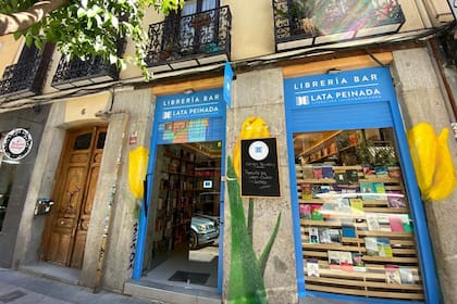En abril de 2019, Paula Vázquez y Ezequiel Naya abrieron Lata Peinada en Barcelona, la primera librería con un catálogo dedicado exclusivamente a la literatura latinoamericana.