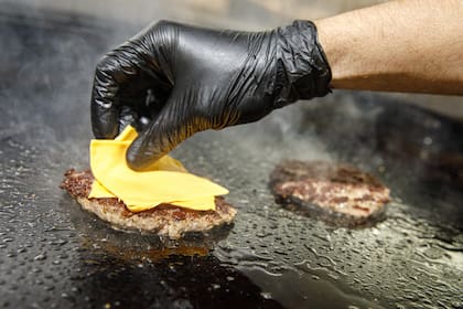 En abril de 2024, entró en vigor una ley que estableció un salario mínimo de US$20 por hora para empleados de cadenas de comida rápida (Archivo)