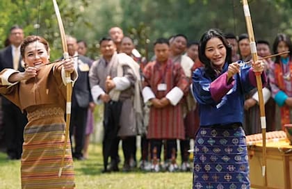 En abril de este año, en el Palacio Lingkana, Jetsun Pema alentó a la reina Suthida, mujer del rey Maha Vajiralongkorn, de Tailandia, a probar suerte con el tiro con arco, khuru y soksoma, juegos tradicionales de Bután