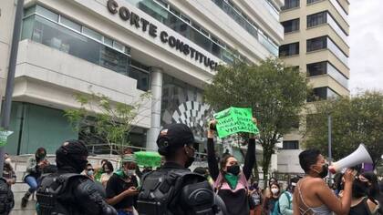 En abril, decenas de mujeres se concentraron ante la Corte Constitucional a la espera del fallo