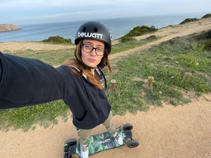 En abril del 2022, González se propuso la tarea de cruzar cinco países, uno por cada continente, bajo el proyecto denominado 1 KM