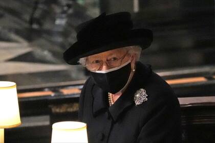 En abril, en una ceremonia íntima en la Capilla San Jorge del castillo de Windsor, la reina Isabel II despidió al príncipe Felipe