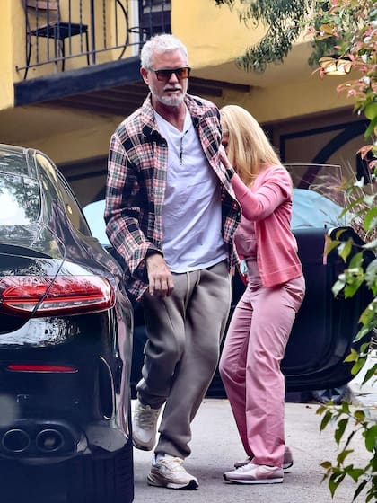 En abril, Eric Dane fue fotografiado bajando de su auto con la ayuda de una enfermera, al llegar al set de Euphoria