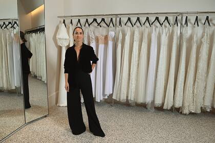 En abril, la diseñadora abrió su nuevo atelier, en la avenida Alvear, donde tiene tanto su colección de trajes de novia ready to wear como su colección de vestidos de alta costura. “Mi estilo es contemporáneo, elegante y muy femenino”, sintetiza Camila.