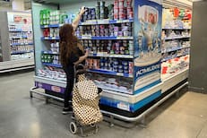 El consumo masivo cayó 3,8% en abril y acumula un retroceso de 3,3% en el año