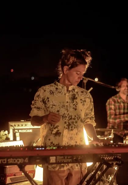 En Abuela Catalina un músico puede tocar al atardecer frente al sauce entre ovejas, árboles, hortensias y aroma a leña del fogón