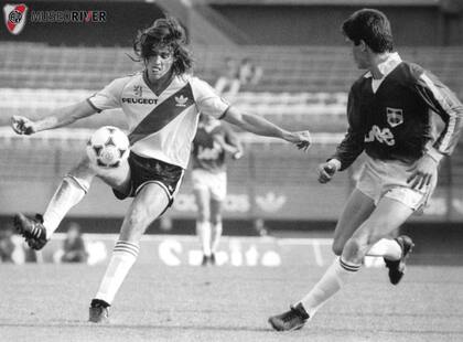 En acción, ante Defensor Sporting, por los octavos de final de la Libertadores de 1990. Debutó en esos partidos.