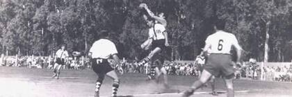 En acción, Miguel Rugilo, el "León de Wembley", arquero de Vélez