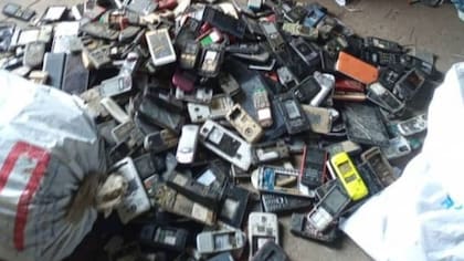 En África se venden alrededor de 230 millones de teléfonos cada año, la mayoría se desechan cuando se dañan
