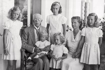En agosto de 1947, el rey de entonces, Gustavo V de Suecia, recibe a sus bisnietos en la residencia de verano de la familia real, el castillo de Solliden. De izquierda a derecha: la princesa Brígida, hermana del actual rey, Gustavo V, en sus rodillas el príncipe heredero Carlos Gustavo, de un año de edad, sus otras hermanas, las princesas Margarita (13), Cristina (4) y Désirée (9), y su madre, Sibila de Sajonia-Coburgo-Gotha, duquesa de Westerbotten.