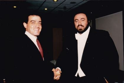 En agosto de 1987, el director del Colón gestionó la primera presentación en Argentina de Luciano Pavarotti para La bohème, de Puccini, con puesta en escena de Sarah Ventura