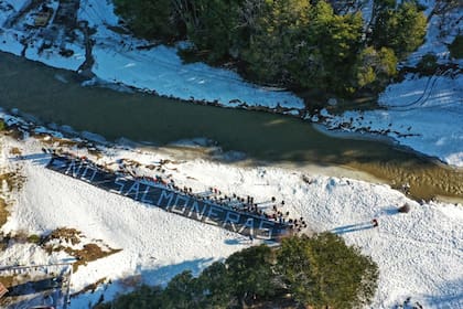 En agosto de 2019, se reunieron la comunidad fueguina y referentes medioambientales para manifestar su rechazo a la salmonicultura en el Canal Beagle.