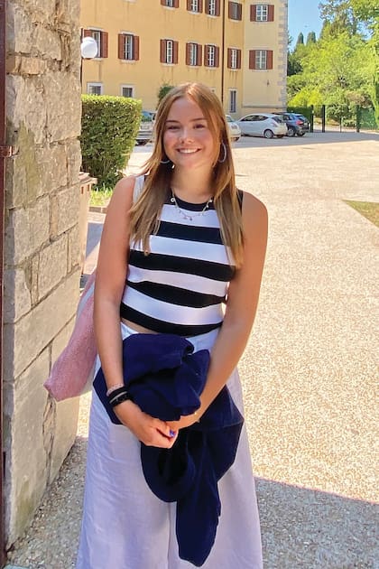 En agosto de 2023, la princesa Ariana llegó al United World College Adriatic, donde está cursando el Bachillerato Internacional.