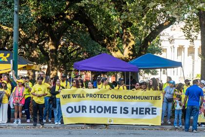 En agosto de 2024, 18 estados republicanos demandaron la norma que amplía la cobertura a inmigrantes indocumentados