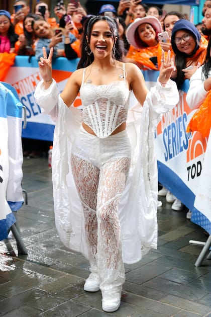 En agosto del año pasado, Becky G cantó bajo la lluvia en el programa Today de NBC en la plaza del Rockefeller Center en Nueva York. La artista optó por un look total white que combinó corsetería y trasparencias con encaje