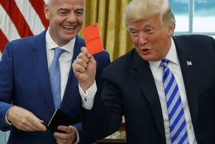 En agosto pasado, Donald Trump recibió a Gianni Infantino en el Despacho Oval y le sacó la tarjeta roja a los medios