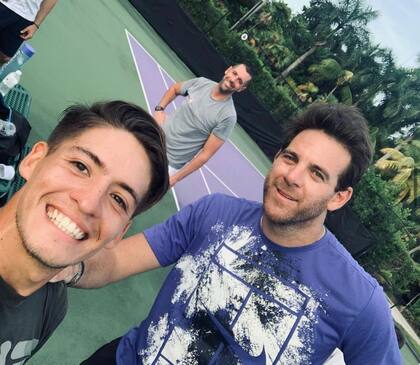 En agosto pasado, en Miami: Sebastián Báez junto con Juan Martín del Potro, luego de un entrenamiento.